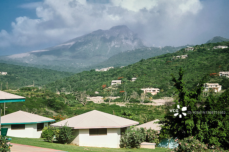 蒙特塞拉特岛的苏弗里耶尔火山图片素材