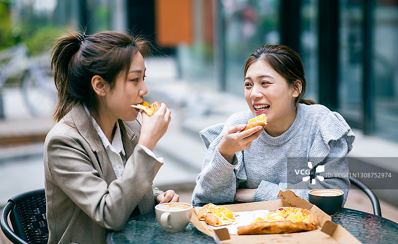 朋友吃披萨图片素材