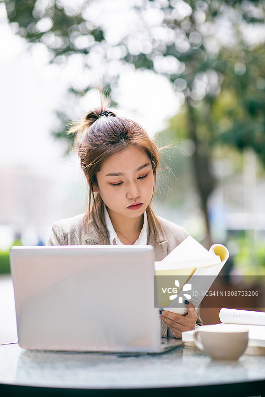 大学生在户外学习图片素材