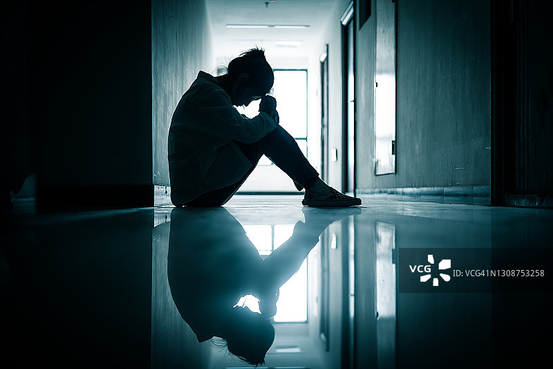 孤独的少女图片素材