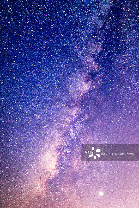 宇宙中的银河系、星星和宇宙尘埃图片素材