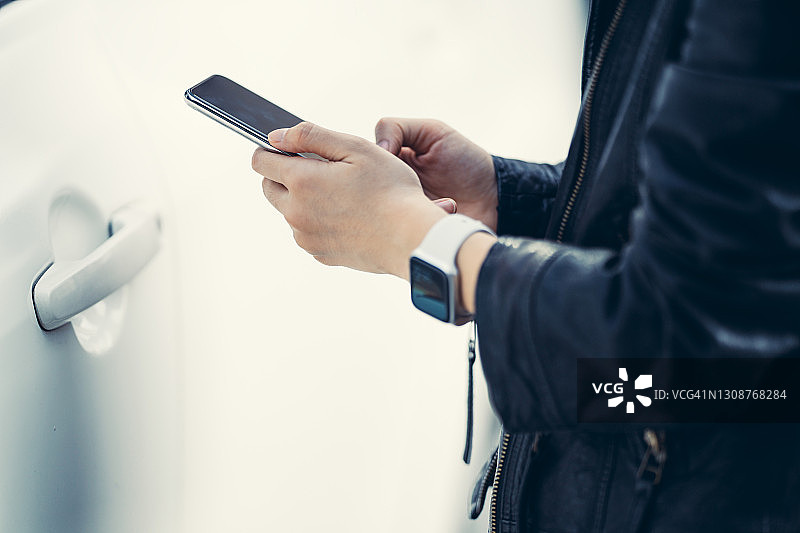 亚洲女商人使用手机应用安排出租车接送服务图片素材