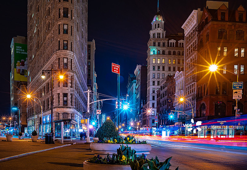 夜晚的熨斗区图片素材