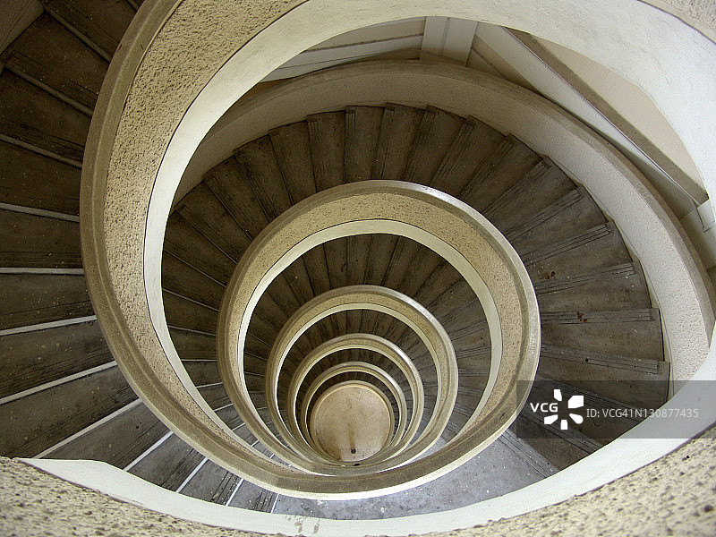 螺旋楼梯底部视角图片素材