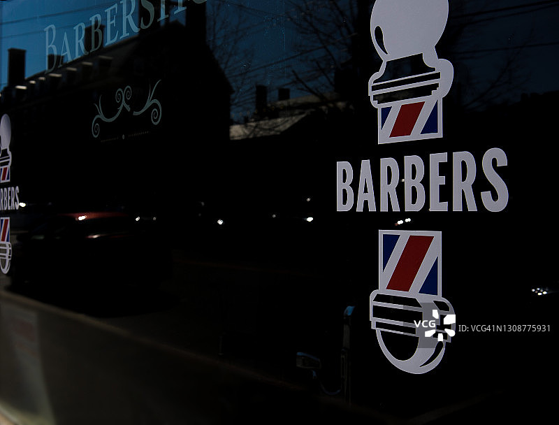 小镇理发店橱窗正面图片素材