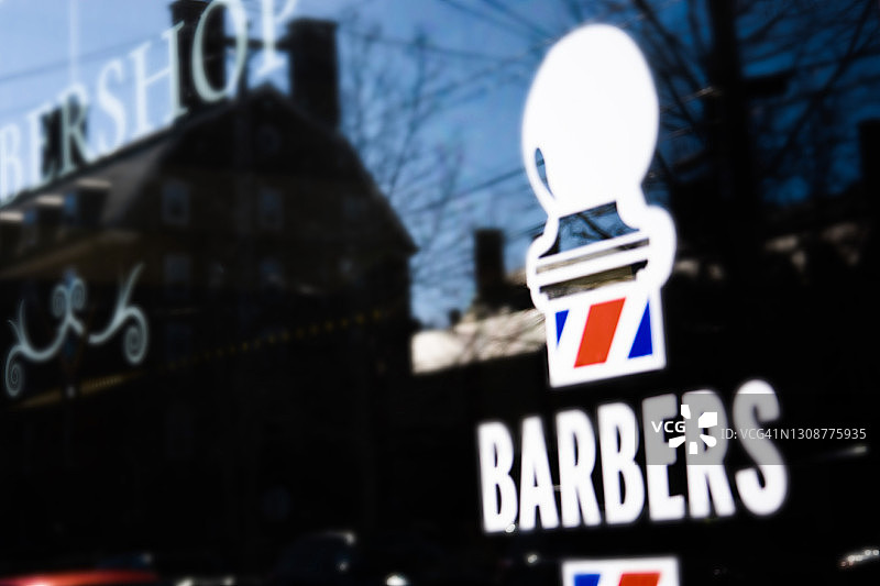 小镇理发店橱窗正面图片素材