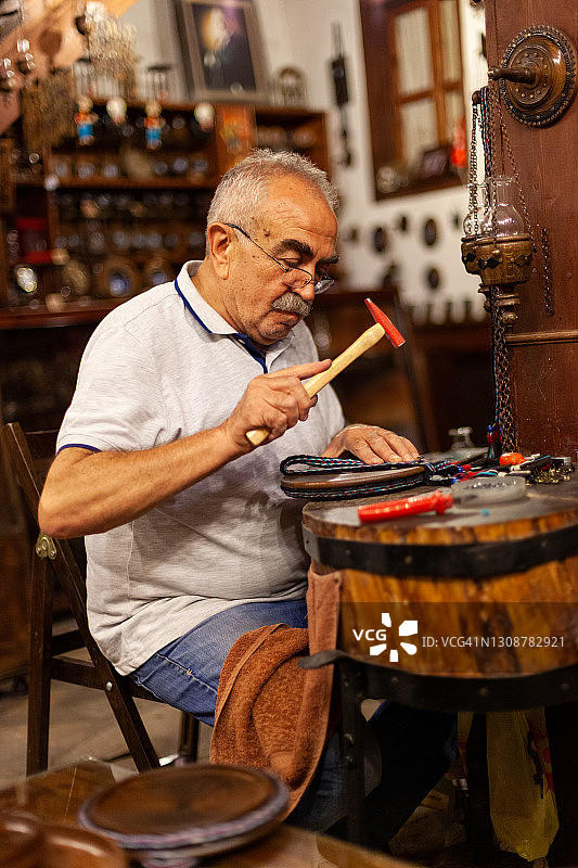 经验丰富的木匠制作手工艺品图片素材