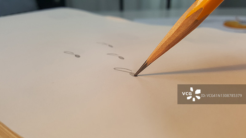 乐谱音符笔绘画特写图片素材