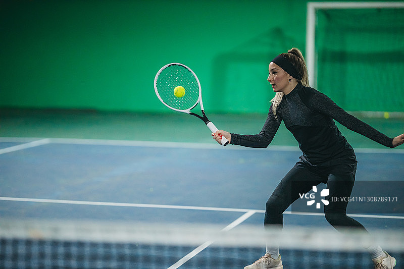 室内打网球的职业女网球运动员图片素材