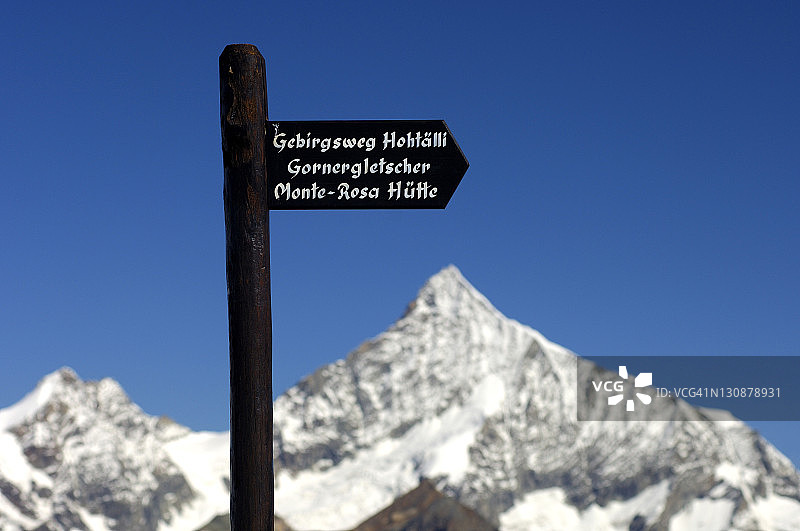 瑞士采尔马特瓦莱斯魏斯峰前的徒步路标图片素材