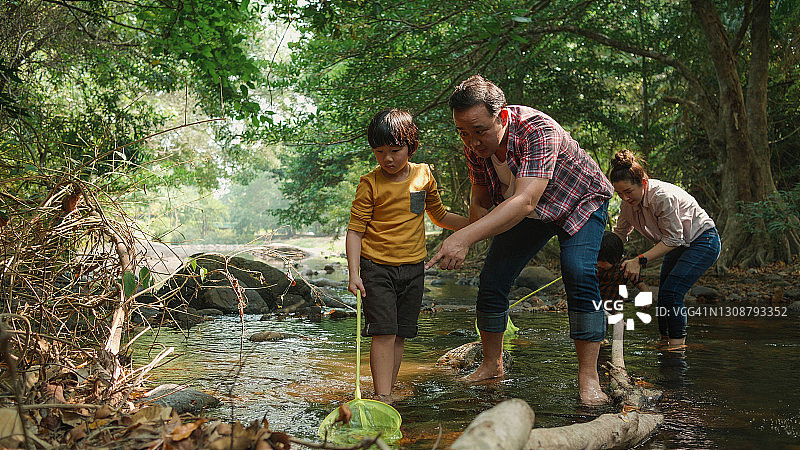 家人在溪流中玩水图片素材