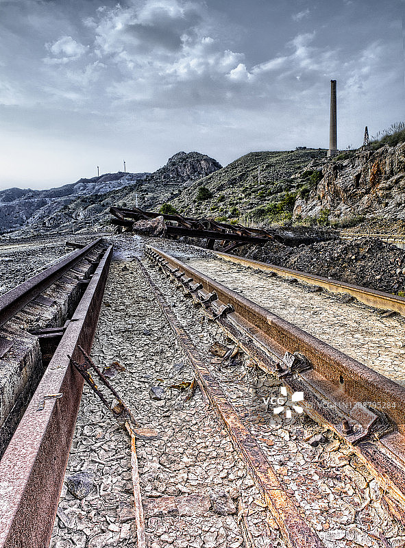 废弃的旧矿区道路图片素材