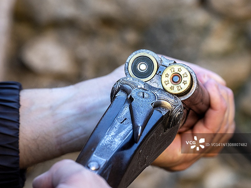 猎人在狩猎时打开猎枪弹出弹壳图片素材