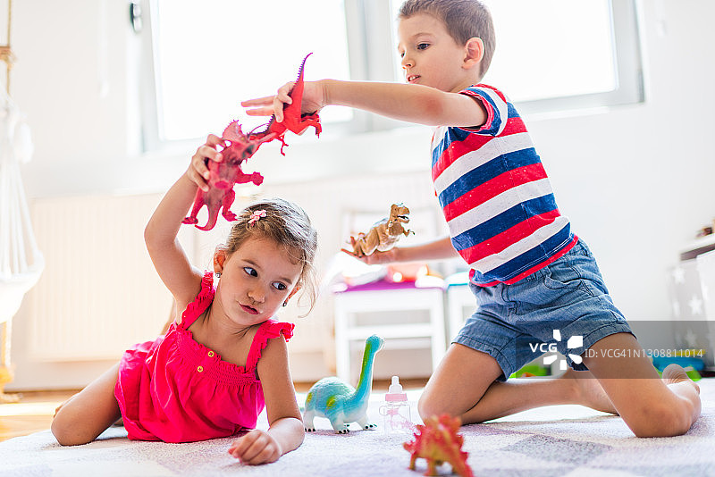 孩子们玩玩具恐龙图片素材