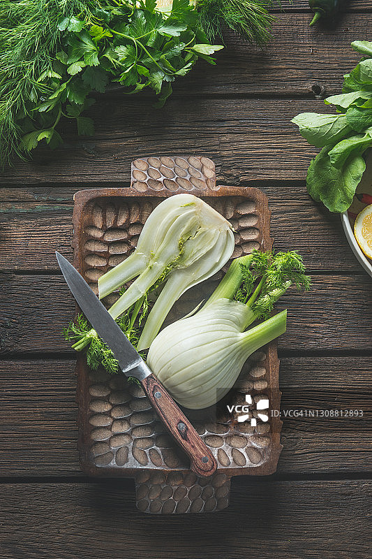 厨房桌上木盘中带刀的茴香图片素材