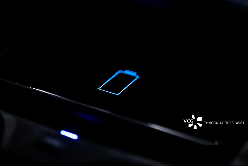 夜间汽车中的电池充电图标图片素材