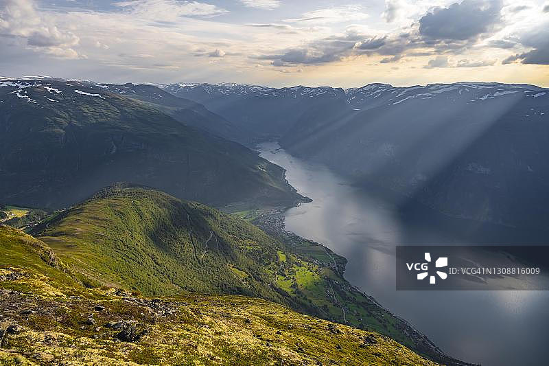 从普雷斯特山顶俯瞰奥兰峡湾、奥兰和奥兰斯旺根村，挪威图片素材