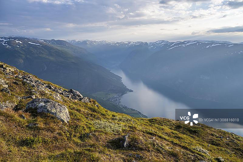 从普雷斯特山顶俯瞰奥兰峡湾、奥兰和奥兰斯旺根村，挪威图片素材