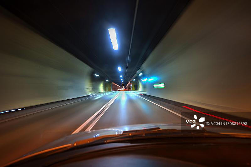 奥地利蒂罗尔州莱尔莫瑟隧道内的汽车图片素材
