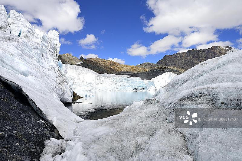 秘鲁雷库艾省布兰卡山脉帕斯托鲁里冰川和湖泊图片素材