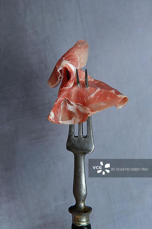 叉子上的一片意大利腌肉，德国图片素材