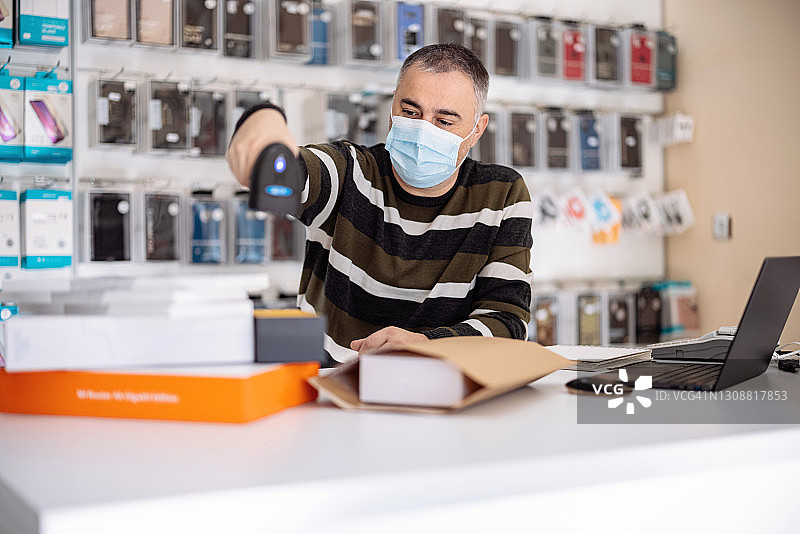 男人准备线上订单图片素材