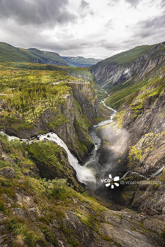 韦ringsfossen瀑布河谷景观：挪威艾德峡湾，比约雷奥河从岩壁落下图片素材