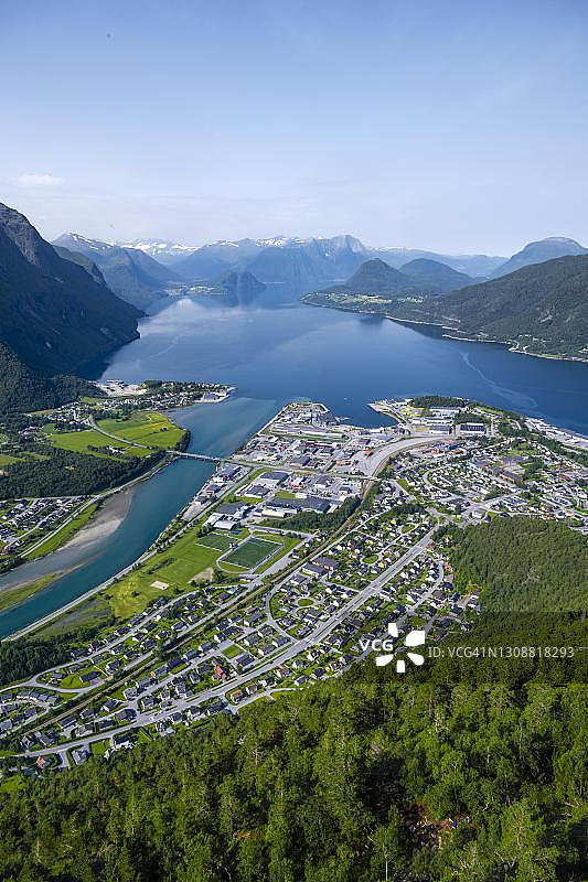 从挪威Romsdalseggen徒步路线欣赏山脊、劳马河和Romsdalsfjorden峡湾图片素材