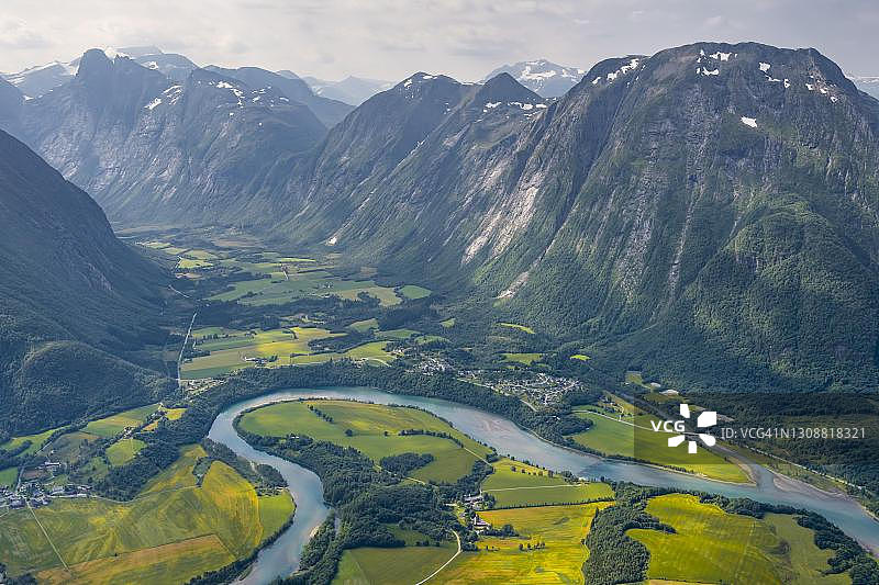 从Romsdalseggen徒步旅行看劳马河和伦姆斯达尔山脉，挪威图片素材