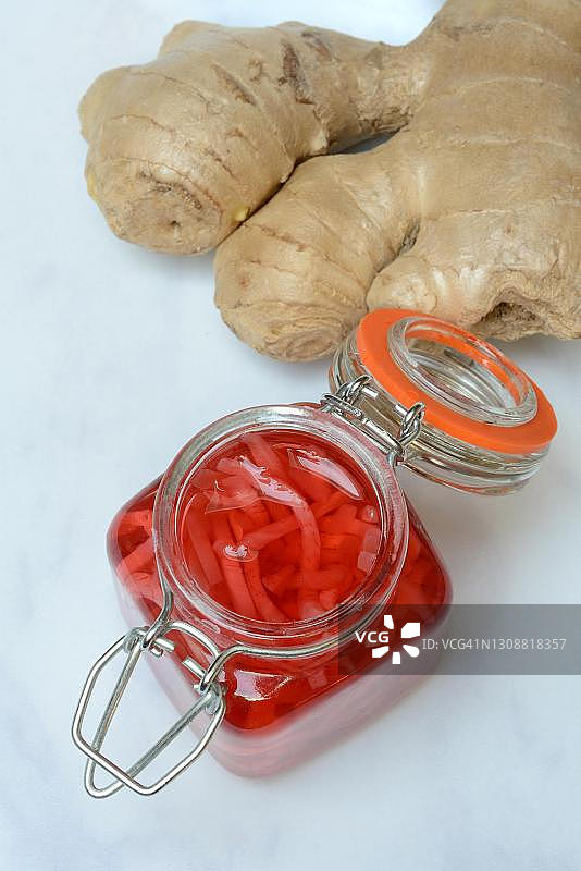 德国产玻璃瓶装腌姜和姜根图片素材