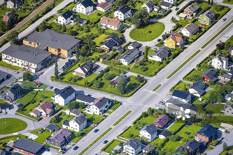 挪威安达尔斯内斯镇的房屋和街道，默勒-鲁姆斯达尔郡图片素材