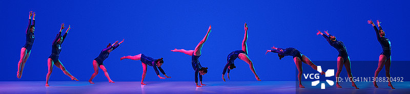 在蓝色工作室背景上练习艺术体操的年轻柔韧女孩。运动艺术拼贴宣传单，具有广告。灵活性，平衡性练习图片素材