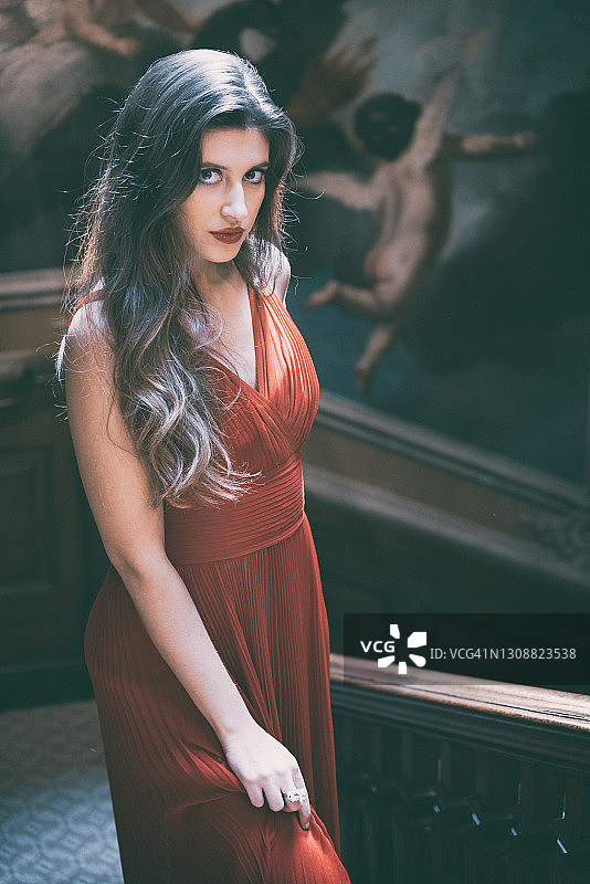 在英国庄园里的漂亮女孩图片素材