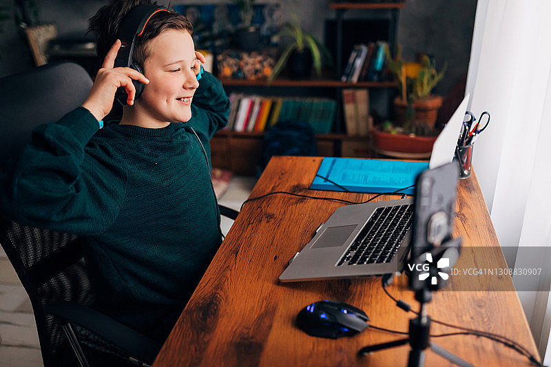 快乐的游戏男孩在直播频道上庆祝游戏胜利图片素材