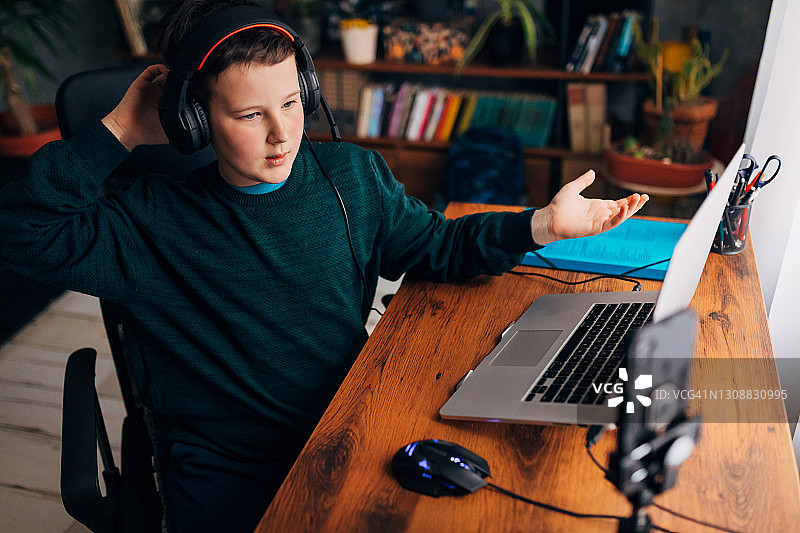 10岁游戏博主直播时遇到网络连接问题图片素材