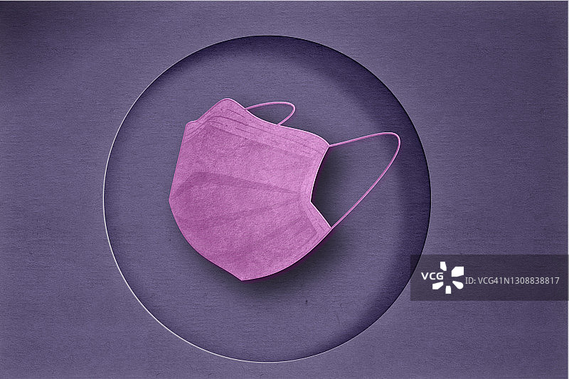 紫色背景下的紫色和粉色外科口罩图片素材