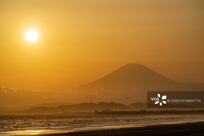 日本神奈川县的富士山和日落海滩图片素材