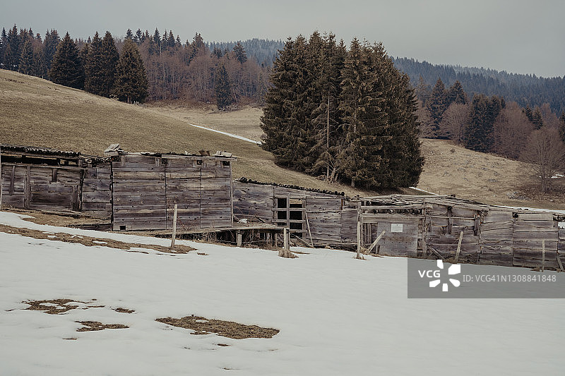 战壕和带刺铁丝网图片素材