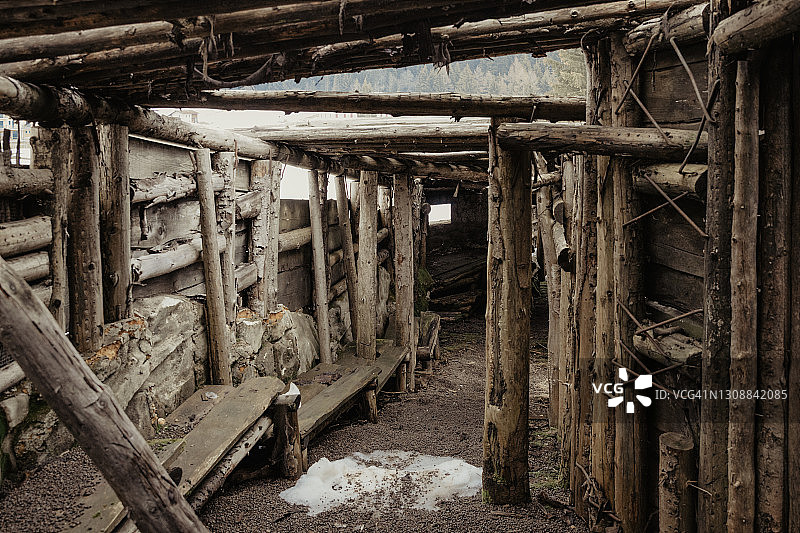 战壕和带刺铁丝网图片素材