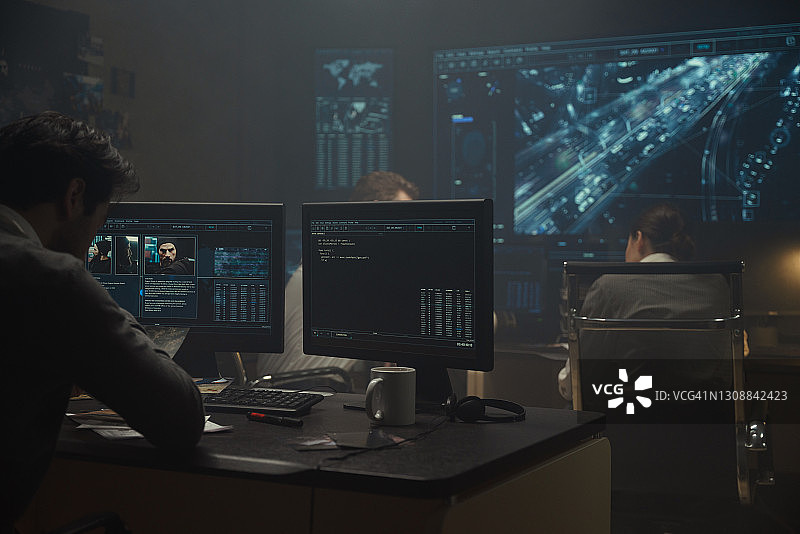 在办公室工作的技术专家图片素材