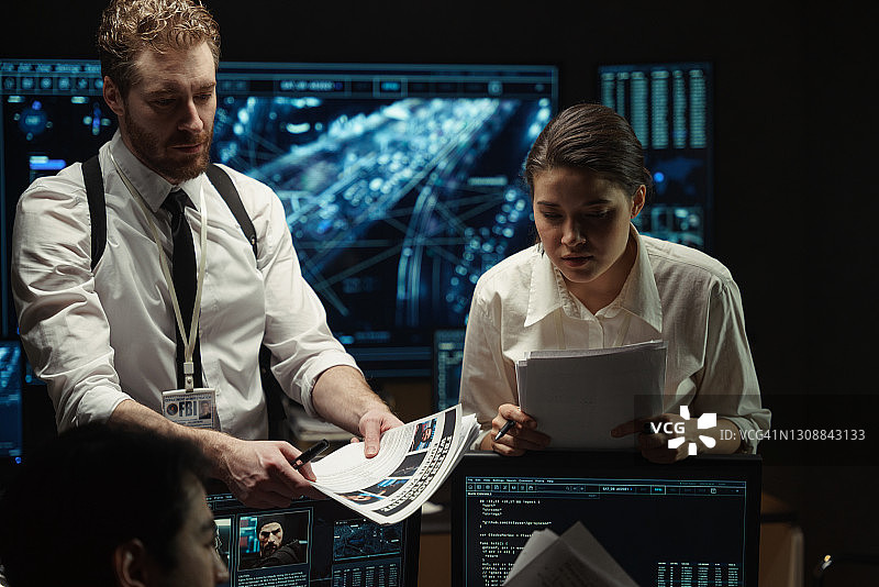 两名警官正在处理文件图片素材