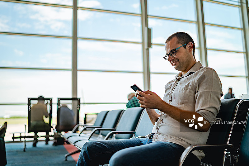 在机场进行视频通话的男人图片素材