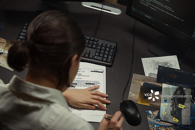 扎马尾、穿白衬衫的女孩肖像图片素材