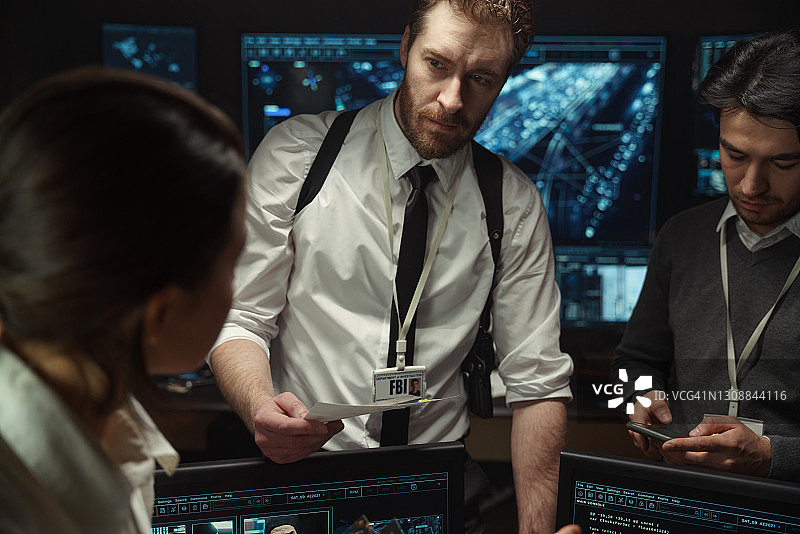 警察向同事传递文件图片素材