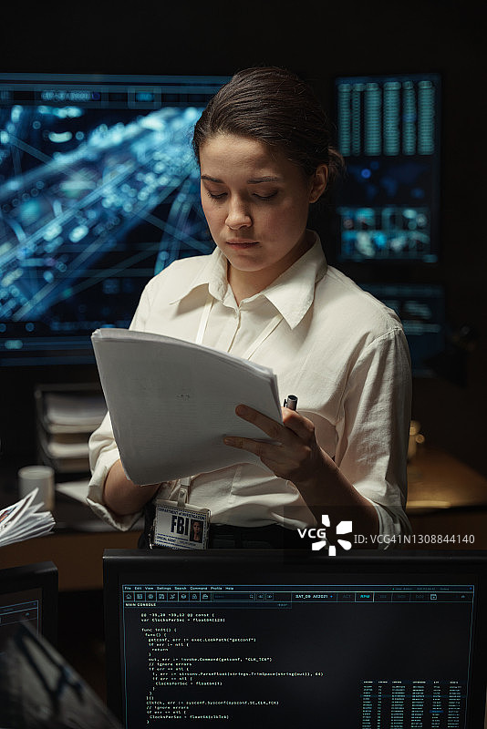 穿白衬衫的沉思女子肖像图片素材