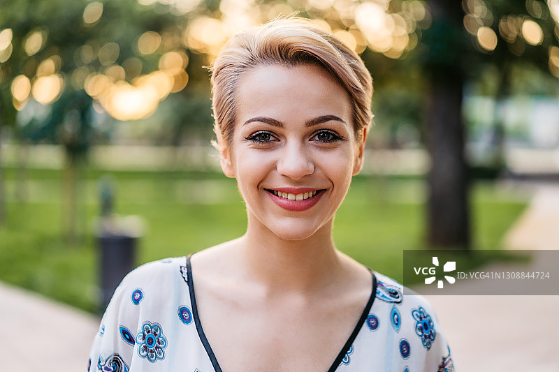 公园里美丽的微笑女人图片素材
