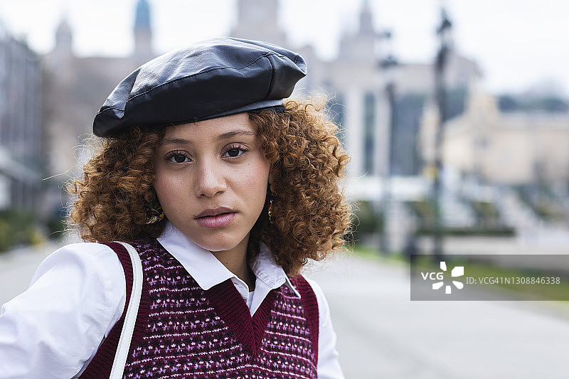 少女戴着贝雷帽站在户外图片素材