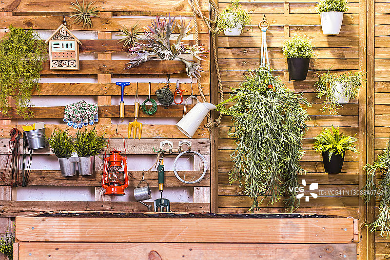 露台上用托盘搭建的城市花园图片素材