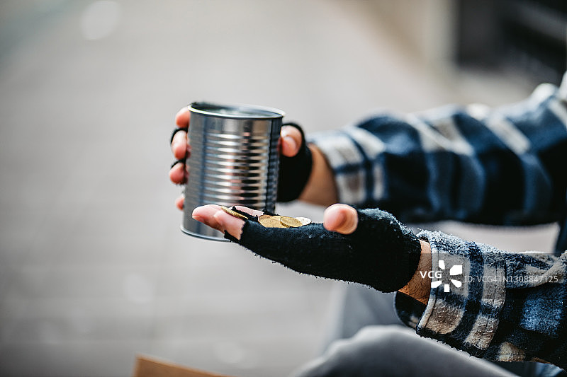 乞丐拿着罐子乞讨图片素材