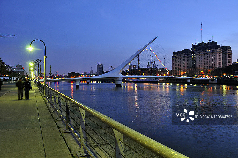 阿根廷布宜诺斯艾利斯老港口和女人桥图片素材